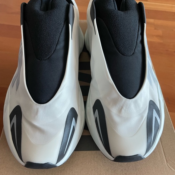 SOLD Yeezy Boost 700 MNVN ‘Analog’ - Picture 5 of 14